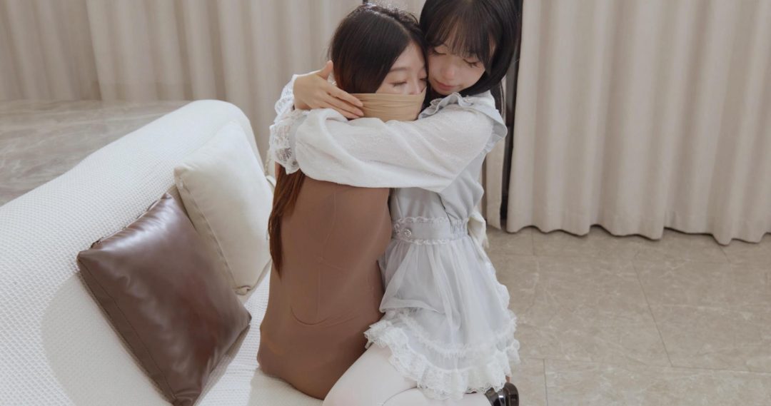 女女互相丝袜睡袋包裹亲嘴（下集）-6