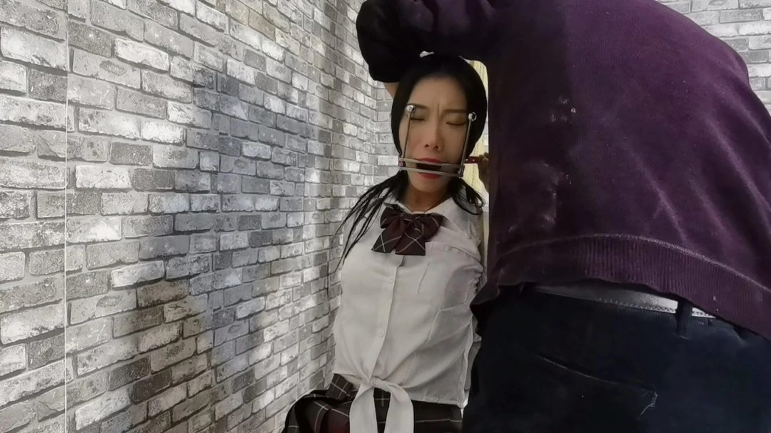月仙儿被绑在老虎登上,把lu头通过2个滑轮吊在身后的手碗上,手只能偏上举着,往屁股方向拽着lu头痛,,还要遭受电击刺激,太痛苦了-1