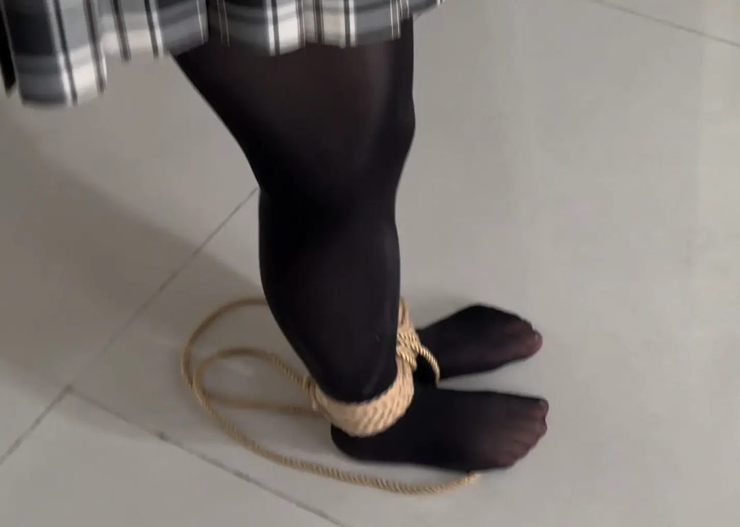 学姐被入室捆绑-8