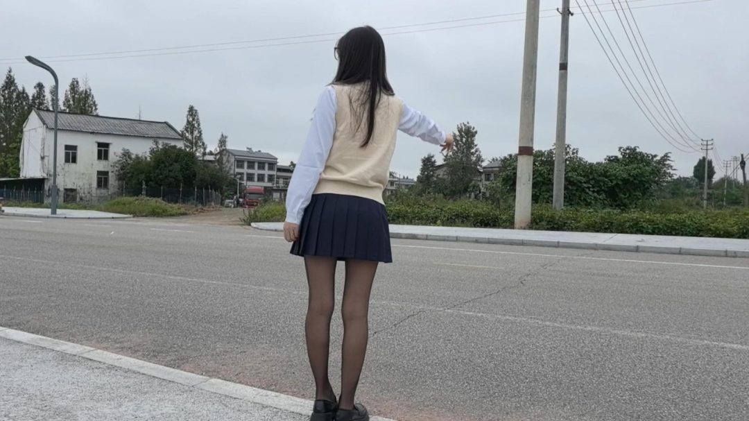 【麻衣学姐历险记】 学姐是个对粉丝有应必求的主播 专门拍摄一些比较吸引眼球的挑战视频 其实更多是变着法儿从这些男人身上赚钱-2