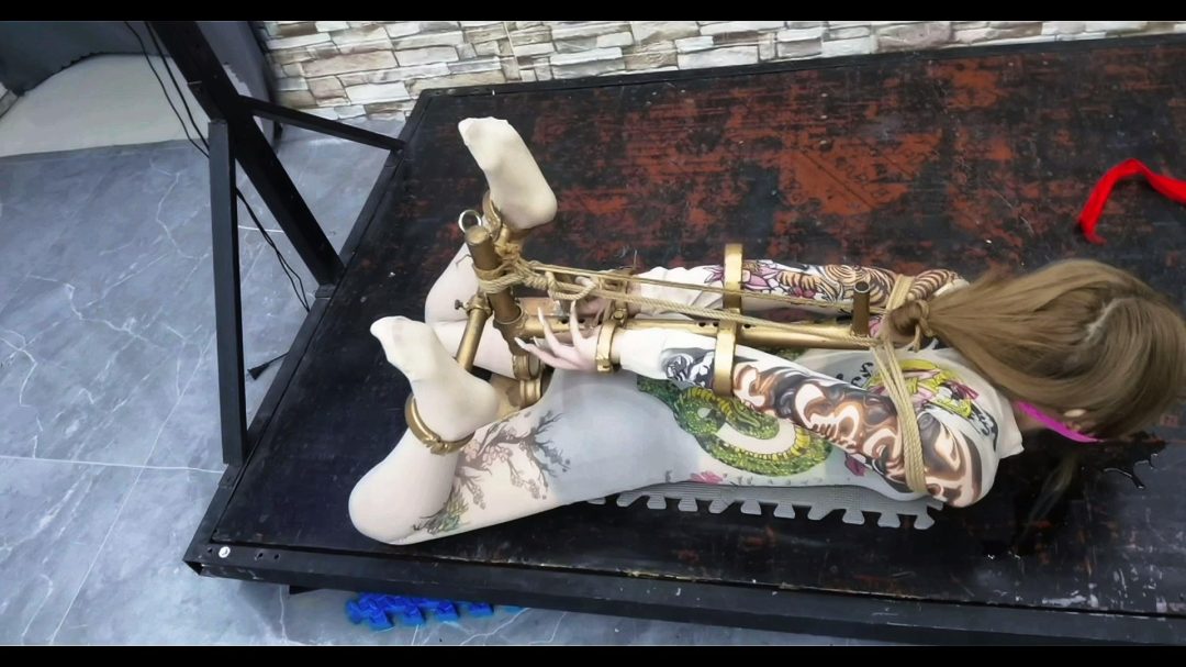 月仙儿K9架禁锢强制流口水没达到流量,用大棉袜堵嘴在用3色胶带缠死..-3
