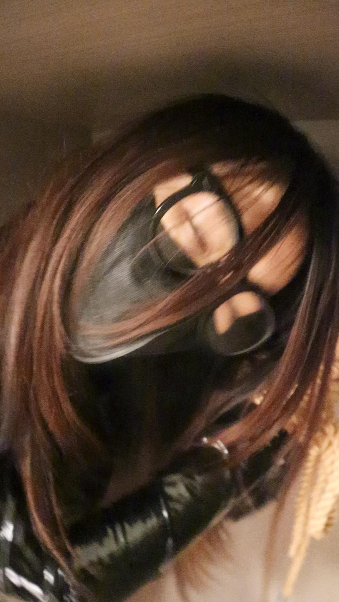 【鱼果儿】我昏迷醒来后，我怎么被绑到柜子里面了？黑黑的柜门被关住了，我记得我是偷取机密文件——漫画书被抓住了qwq，这次惨了，手被粘性胶带粘死了一撕就好疼啊 （我觉得这张封面我超酷哎！）-4