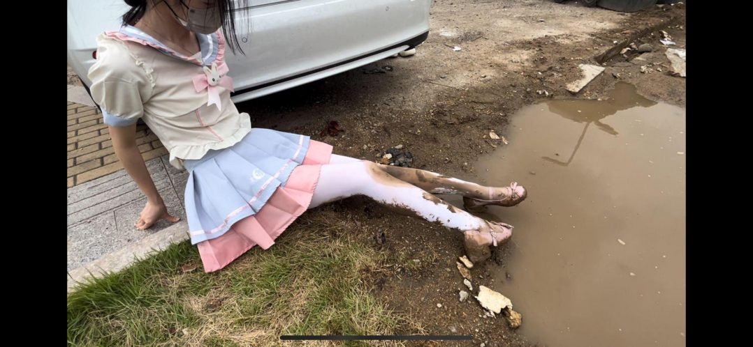 真实小区垃圾站臭水沟淤泥白丝软妹重口调教-8