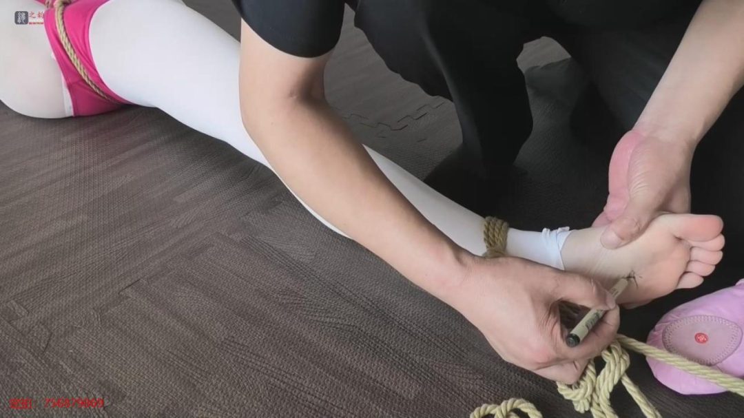 舞蹈生朵儿的魔鬼训练”第一集：地板上被捆绑禁锢的一字马美少女，双腿一字型大张固定，股绳勒的有点紧，姿势有点太羞人！-2