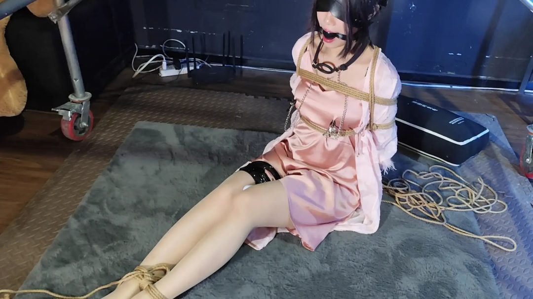人妻兔兔的初体验 婚礼晨袍 单腿吊缚 真实人妻 超绝眼神 蠢蠢欲动-6