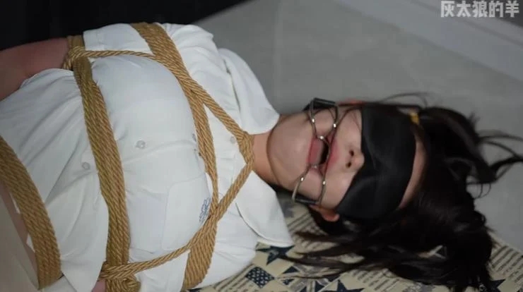 乖巧妹妹第一次捆绑后戴口枷崩溃大哭-3