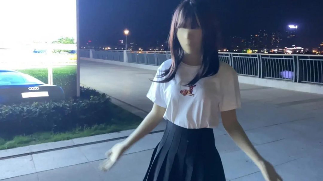 久违了zentai，就用全包的方式让大家看下小晓日常生活下的样子吧，户外穿全包露出，吸引路人眼球寻求刺激感-8