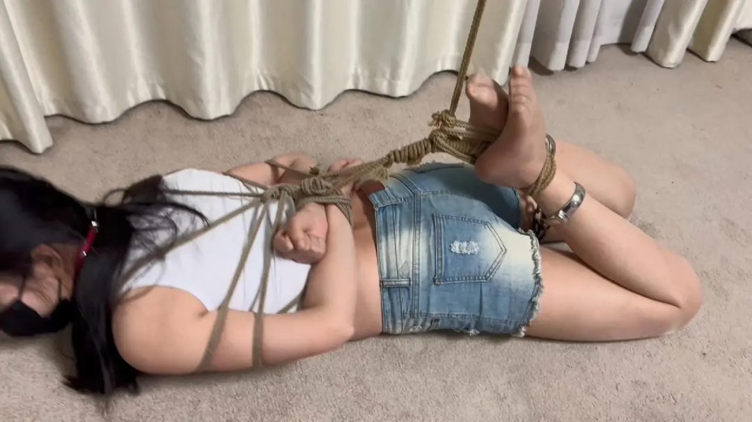 在家玩镣铐的美女碰到入室的笨贼-12