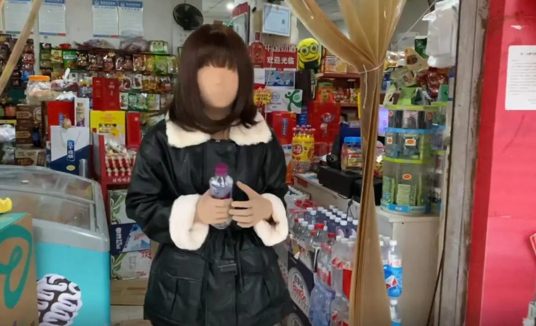 大白天的穿上ZENTAI赶集市买橘子超市买水是多么刺激的一件事。国内爱姬后第二ZENTAI妹！-5