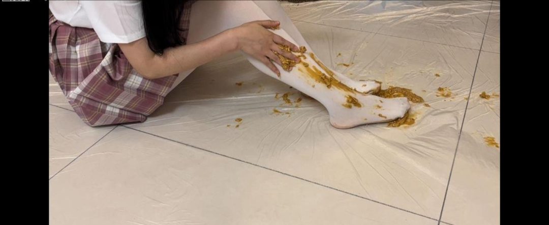 白丝jk妹子踩粘稠物体，浴室玩泥土巧克力-4