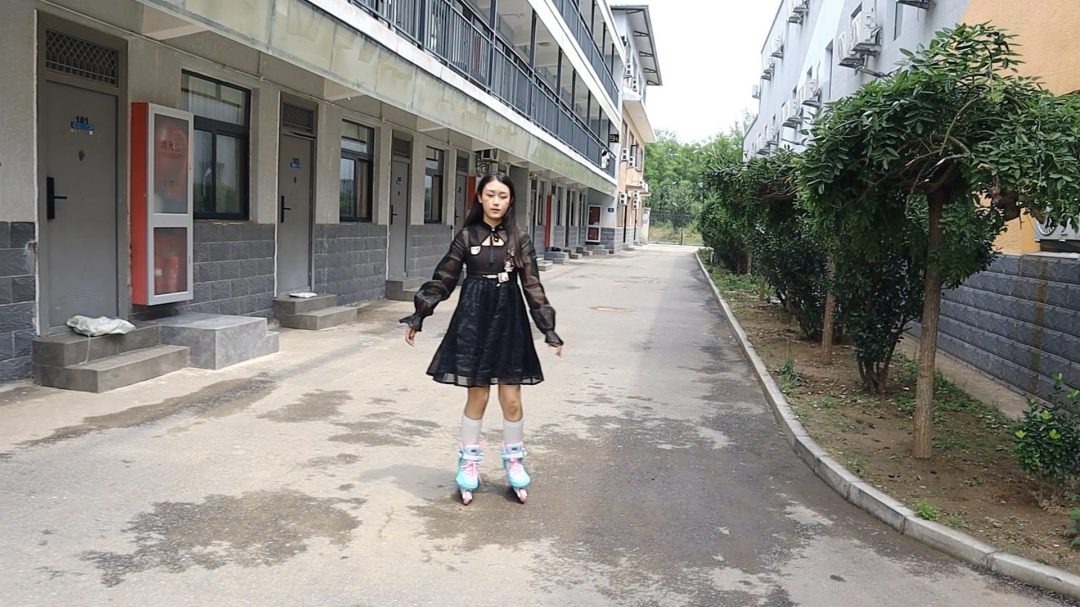 家教老师可儿轮滑户外玩耍挠白袜脚TK 白袜轮滑鞋为主！-6