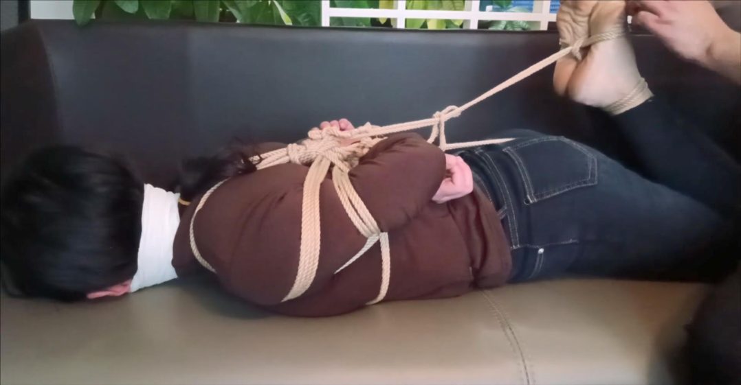 勇敢的家庭主妇，汐汐试镜第二季，换个绑法换种堵，继续挑战继续嗨，短靴内捂了一天的臭袜子，汐汐终于很无奈的吞进去了.....-8