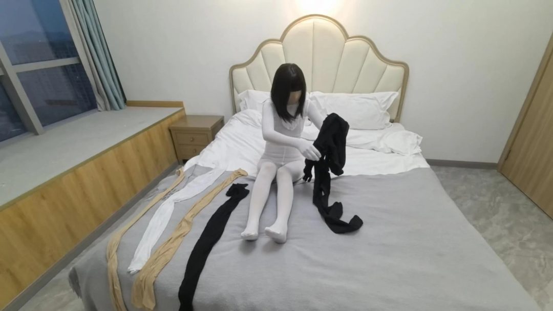 【ZENTAI＋丝袜睡袋木乃伊】三层zentai＋四层丝袜睡袋包裹木乃伊 搞笑女不适合拍视频 全程冷笑话 木乃伊状态还唱歌 到最后才知道这不比高原反应轻松-2