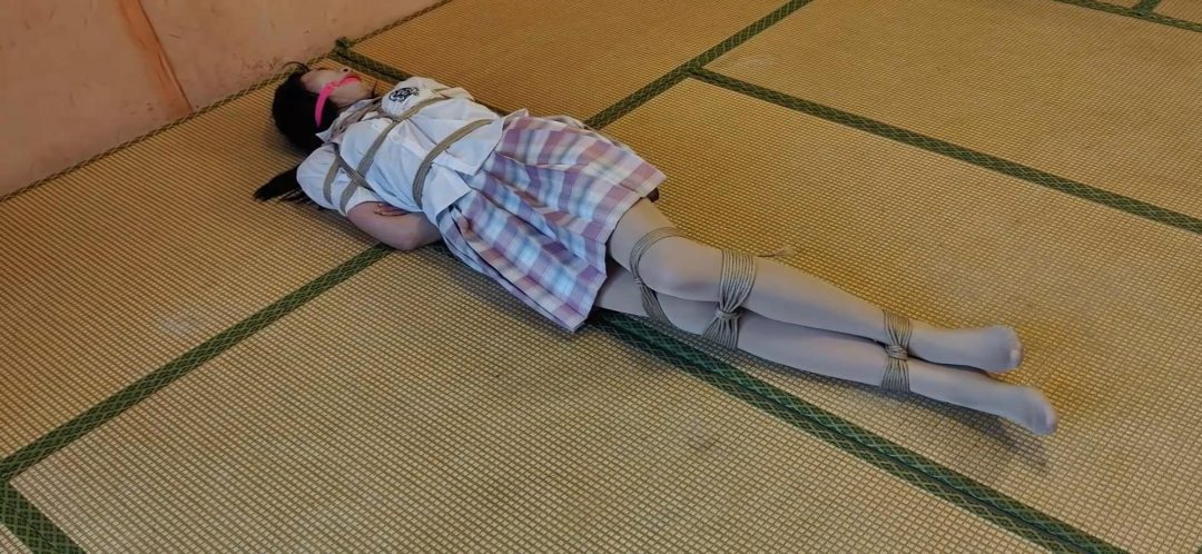 新模梦瑶，大号口球《直臂和日式放置以及驷马放置，模拟被绑架逃脱自救及访谈》19岁的甜美女孩，梦瑶，初次接触绳艺，这次叫她模拟被绑架后自救，绑完后假装有事离开，留她一个人独自挣扎，演技非常棒！全程都在挣-7