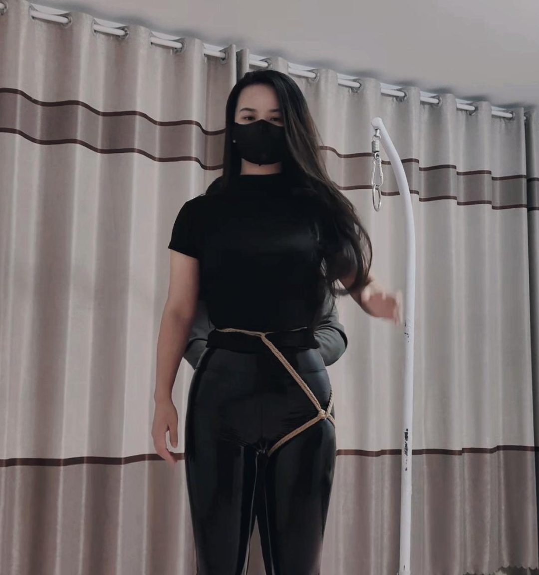 小姐姐裤里丝皮裤细跟紧缚难受的单腿吊放置展示坚持不了放下来-4