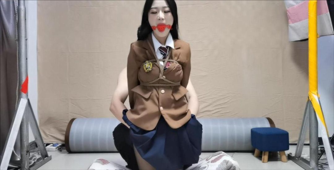 优秀新人可儿，黑丝JK少女第四集：口舌训练的搬运目标完成很给力，特殊的奖励，手铐、TT、口球、红唇、娇喘的魅惑、逐渐深入的TJ游戏，迷失的少女-5