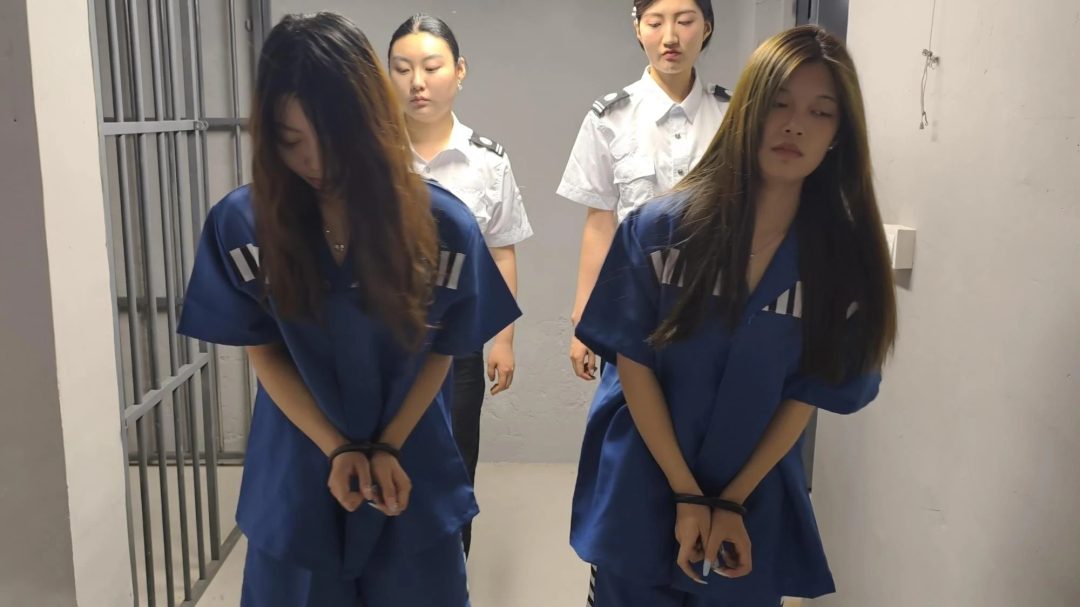【忘忧社工作室】姐妹花（下）新模特露露首次出演，两姐妹在户外交易的时候被抓捕，砸死镣死铐，户外指认现场-7