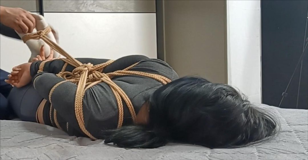 性感小猫咪晴子大床上的特殊训练第二季，脱掉鞋子晾凉脏白袜，玩玩小脚丫、打打小屁股，突然的捂臭鞋驷马放置，可怜丫头的挣扎很疲惫-4