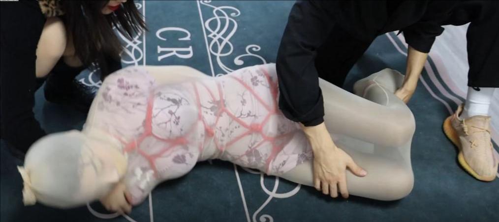 丝袜中的旗袍女-6