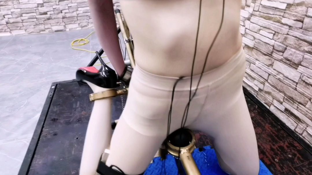 艺仙儿又来想好事,今天要挑战这种怪物拘束架,挑战成功后可获取平板电脑一台.,能否成功,敬请期待.....-4