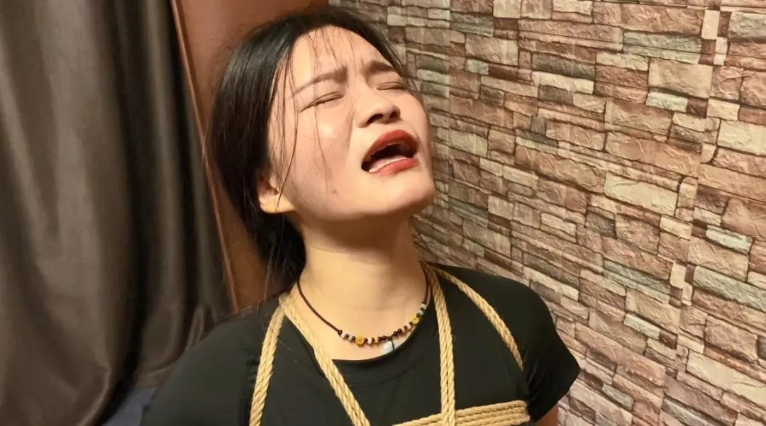 妹妹体验老虎凳-2