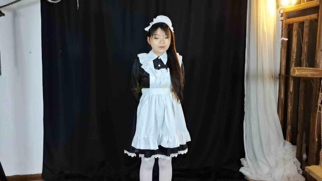 嫣儿定拍 日式白丝短裙女仆装吊腿坐及M腿吊缚-1