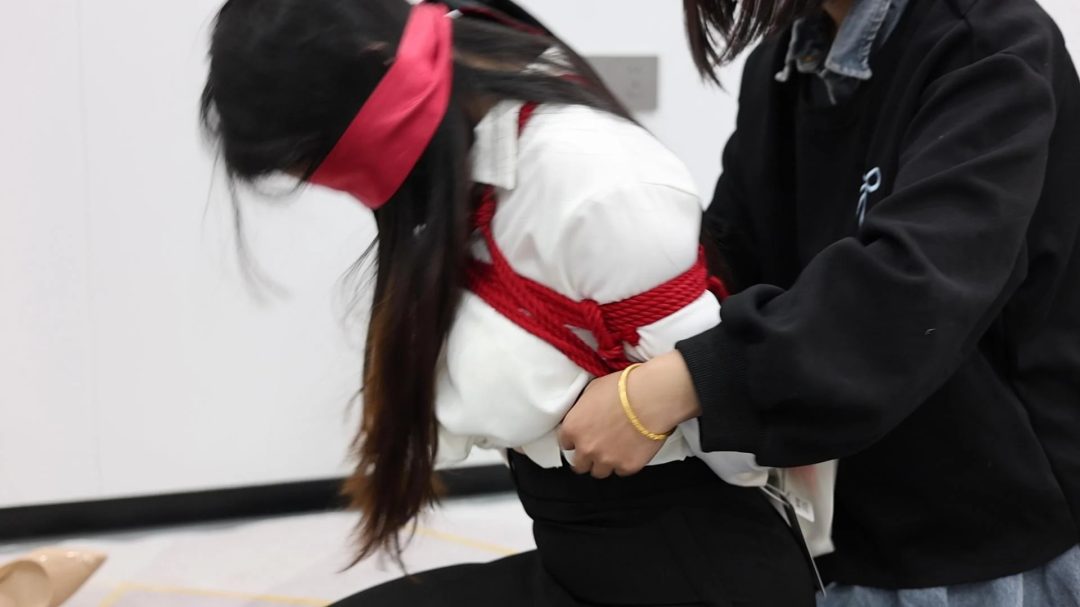新助理与柳枝妹子的第一次相遇 大胸模特的ol装，小助理玩腿，特写视角-4