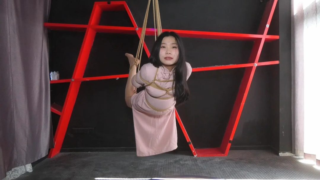 把女M吊起来玩弄-2