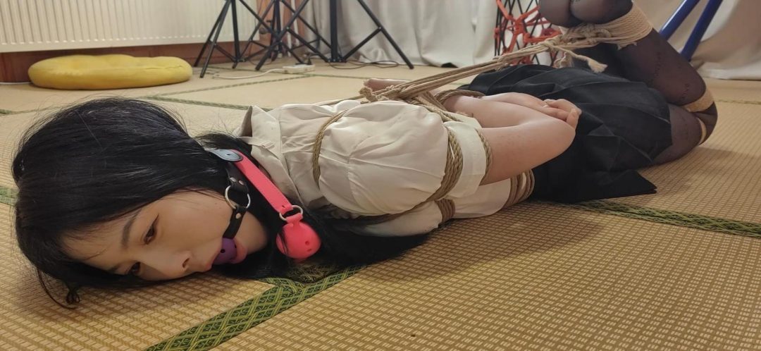 梦瑶剧情《梦瑶遭入室绑架》19岁的甜美女孩，梦瑶，在家玩手机被坏人入室捂嘴后反绑，毛巾堵嘴，求救无果被大号口球堵嘴，口球拉得太紧，根本没有剥夺的余地，拼命挣扎求救想要逃脱。-11