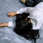 误入房间的女人惨遭无情折磨,电动股绳机威力太大了,一会将她折磨地晕死过去.....