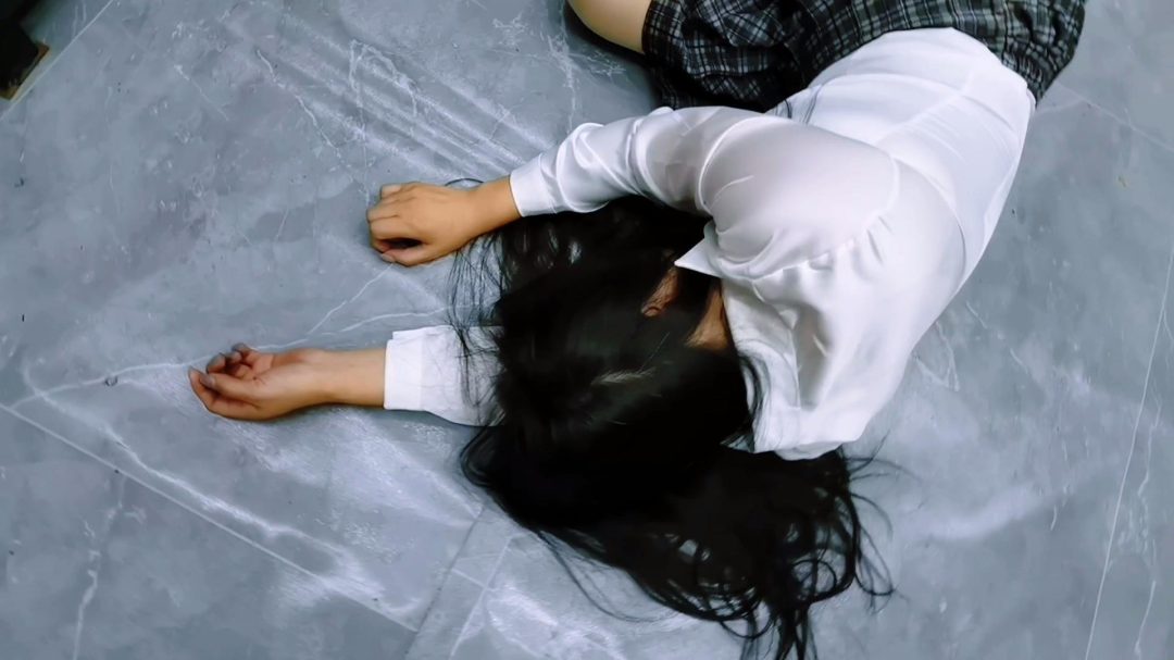 误入房间的女人惨遭无情折磨,电动股绳机威力太大了,一会将她折磨地晕死过去.....-3