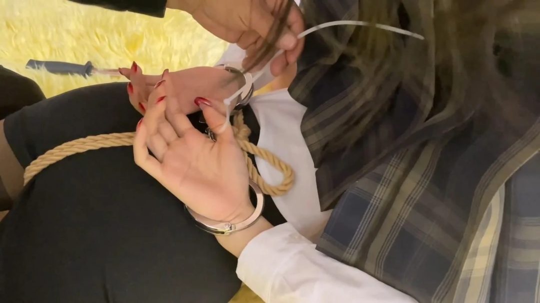 【云雀定拍】对不良少女的家访3 双女连缚，不良少女最终难逃恶人制裁 吴晗 琳琳主演-5