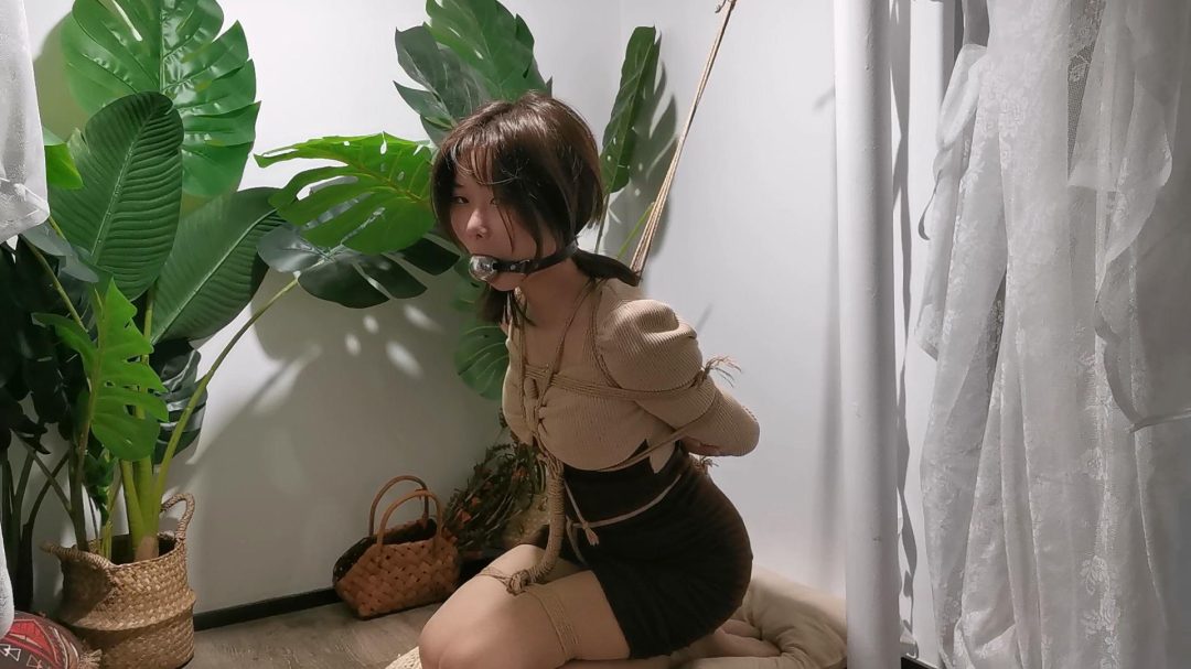 奥特曼定拍：桂婷日式跪缚放置在阁楼角落 肉肉的小M-3