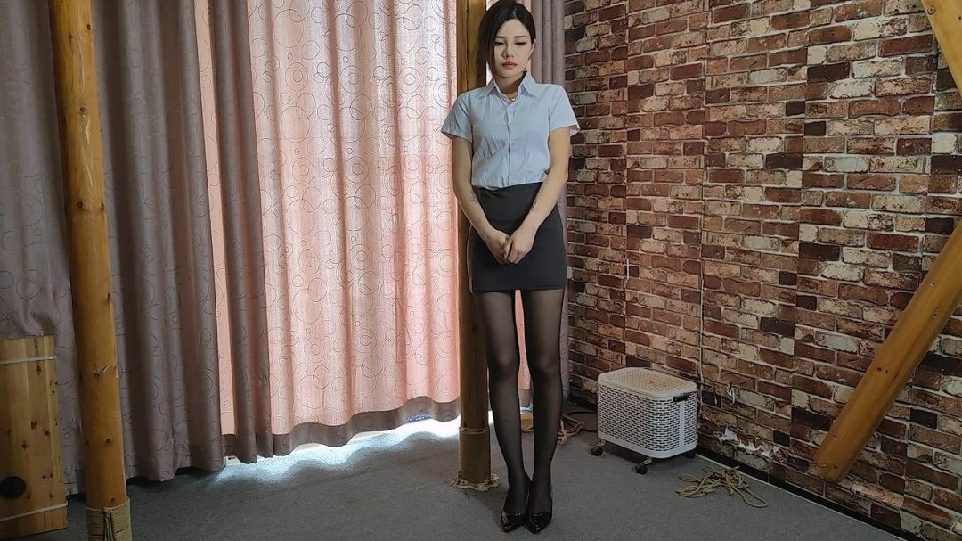 随心工作室定拍：气质车模江奈OL制服黑丝皮革金属后手吊+驷马-3