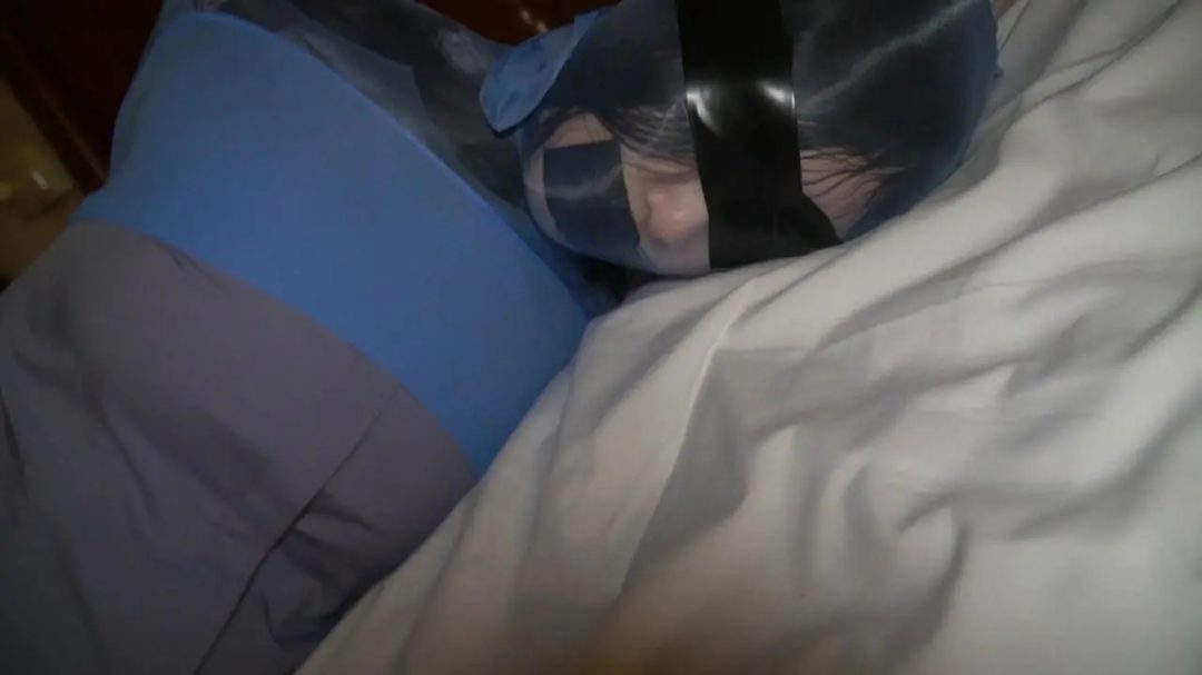 制服长腿妹妹被油亮蓝色丝袜全包-4