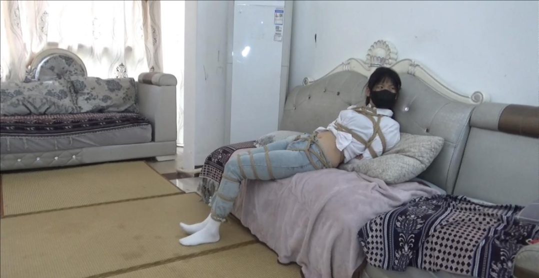 【佳怡】微剧情 白袜牛仔裤 上门踢馆找错门 将错就错解缚挑战大失败 惩罚得满地打滚-5