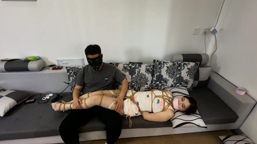 丝袜旗袍美女晓晓的特殊需求 胶带缠嘴TK 胸缚股绳驷马 分腿M 鞭打 固定挠脚心-6