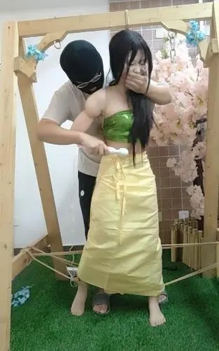 清纯女大约绑风波（嘟嘴的样子很好看）五花大绑+脱白丝+皮革拘束+裸足tk+捆绑调教-2