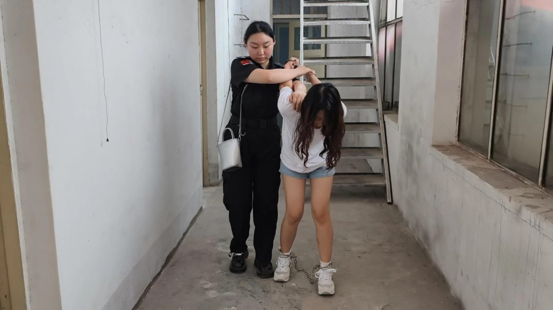 【忘忧社工作室】难忘的毕业论文_妹妹大学毕业要写一篇关于女犯生活的论文，于是她想通过姐姐的关系去监狱体验一下，没想到姐姐因公外出，妹妹被姐姐的同事误认为是罪犯，被好一顿收拾，带重脚镣，驷马铐起来-2