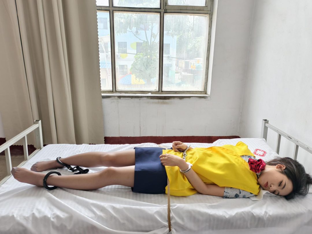 新模特若琪饰演一名帮忙境外运输的空姐，被帽子姐姐抓获，一开始拒不承认，被吊起手脚狠狠惩罚，一会就老实了，在监狱里带手铐脚铐，指认现场-11