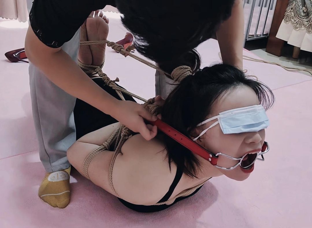 小姐姐M紧缚后手观音驷马放置金属大口环强Z流口水-15