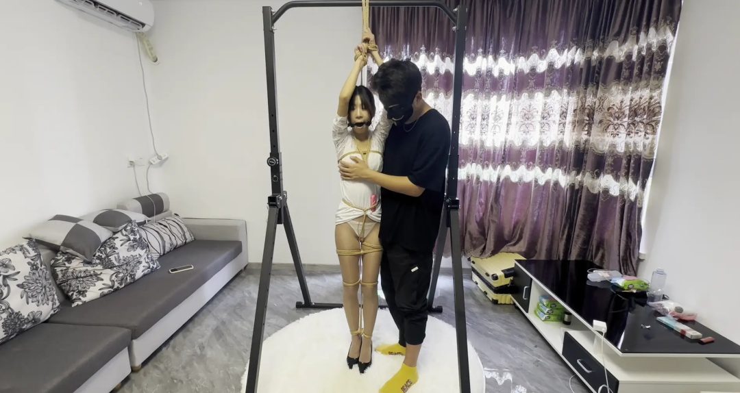 偷情的同事男女 小月上班的时候不小心扭到脚，在家休养-3