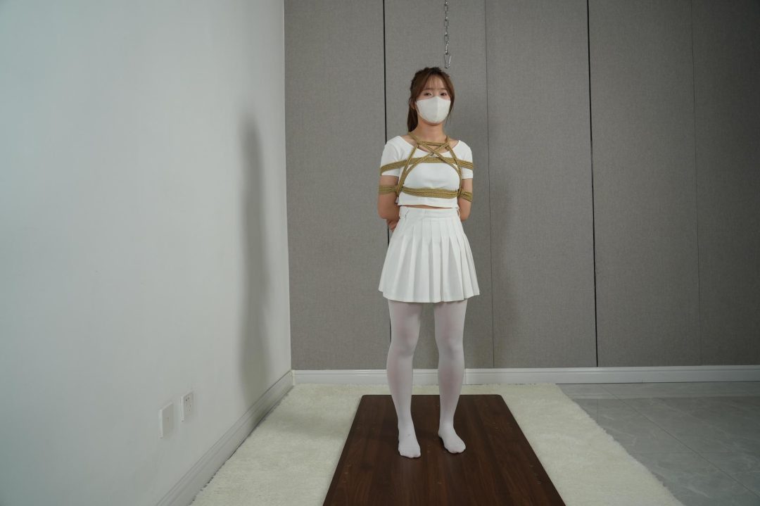 清纯女大学生体验绳艺束缚惨遭单腿吊缚+日式捆绑+大字缚，挠痒痒口水直流！-1
