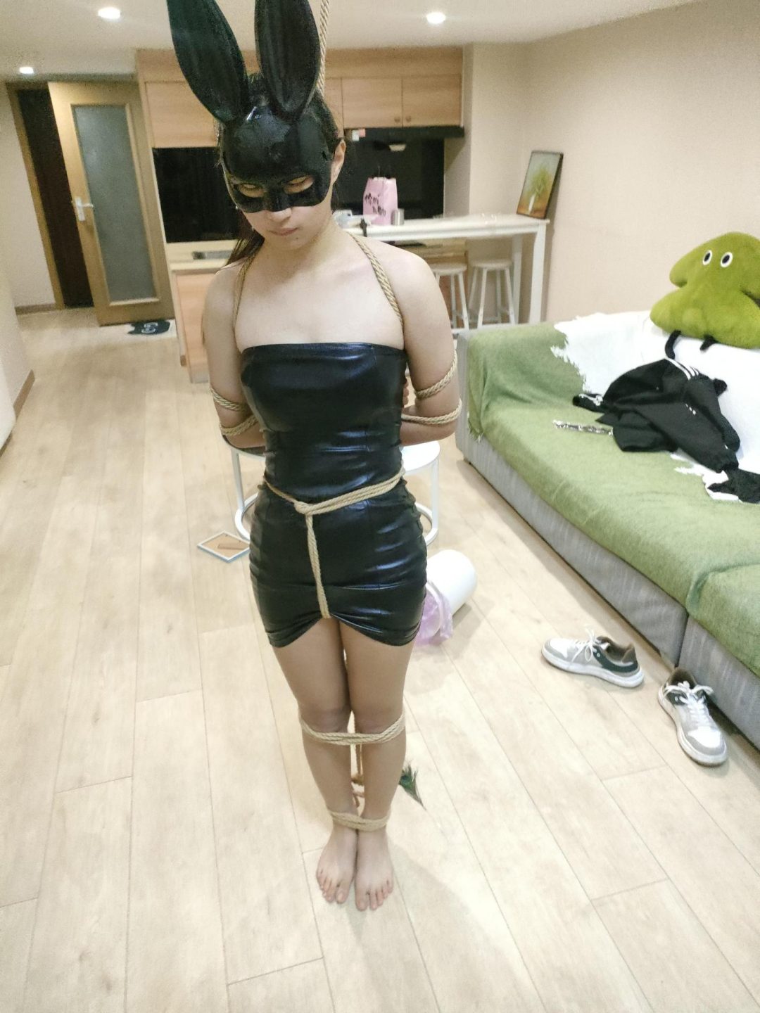 少女夜店胶衣紧缚调教体验（大字绑、模拟绞刑、极限驷马、五花大绑、老虎凳、足底TK挠痒、吊绑、搂抱亲吻、羞辱调教、皮鞭棒子）-9