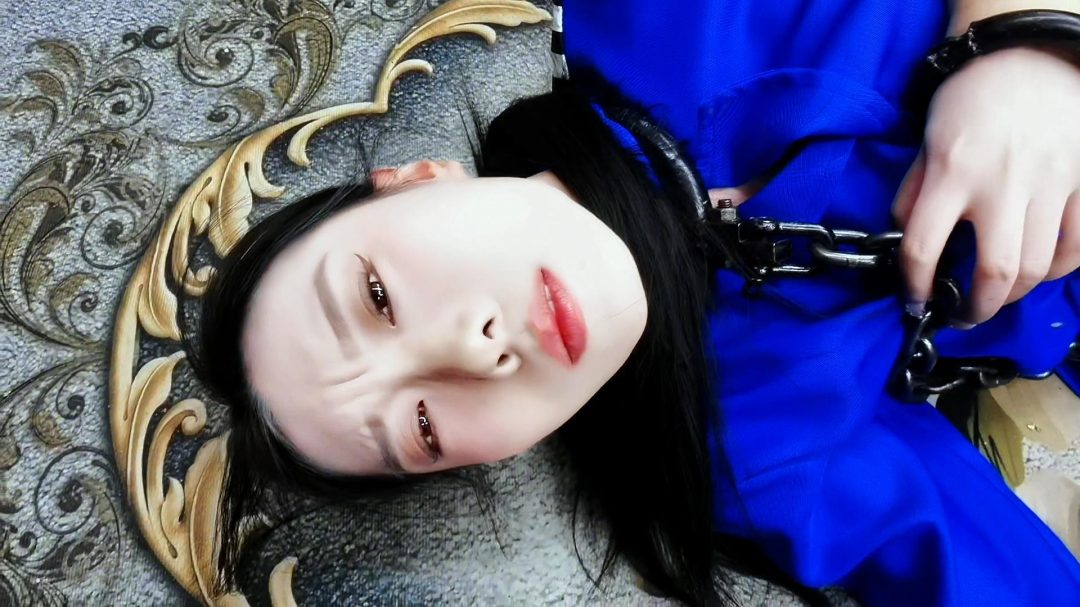 女杀人犯因杀人无数被抓，被押进看收所，为了活命，讨好看守长，甘愿做看守长的女奴，真是一个好贱的骚犯.....-13