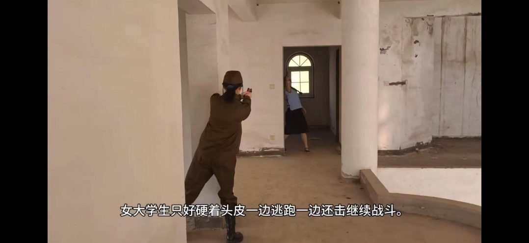 女学生卧底被特务发现，展开了激烈枪战，最后不幸落入手中，她能逃脱吗？会有怎样的刑罚等待她。-8