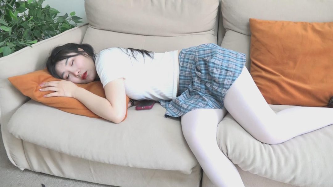 逍遥精拍作品《睡梦中的晗姑娘》上下合集，一个多小时的故事。-3