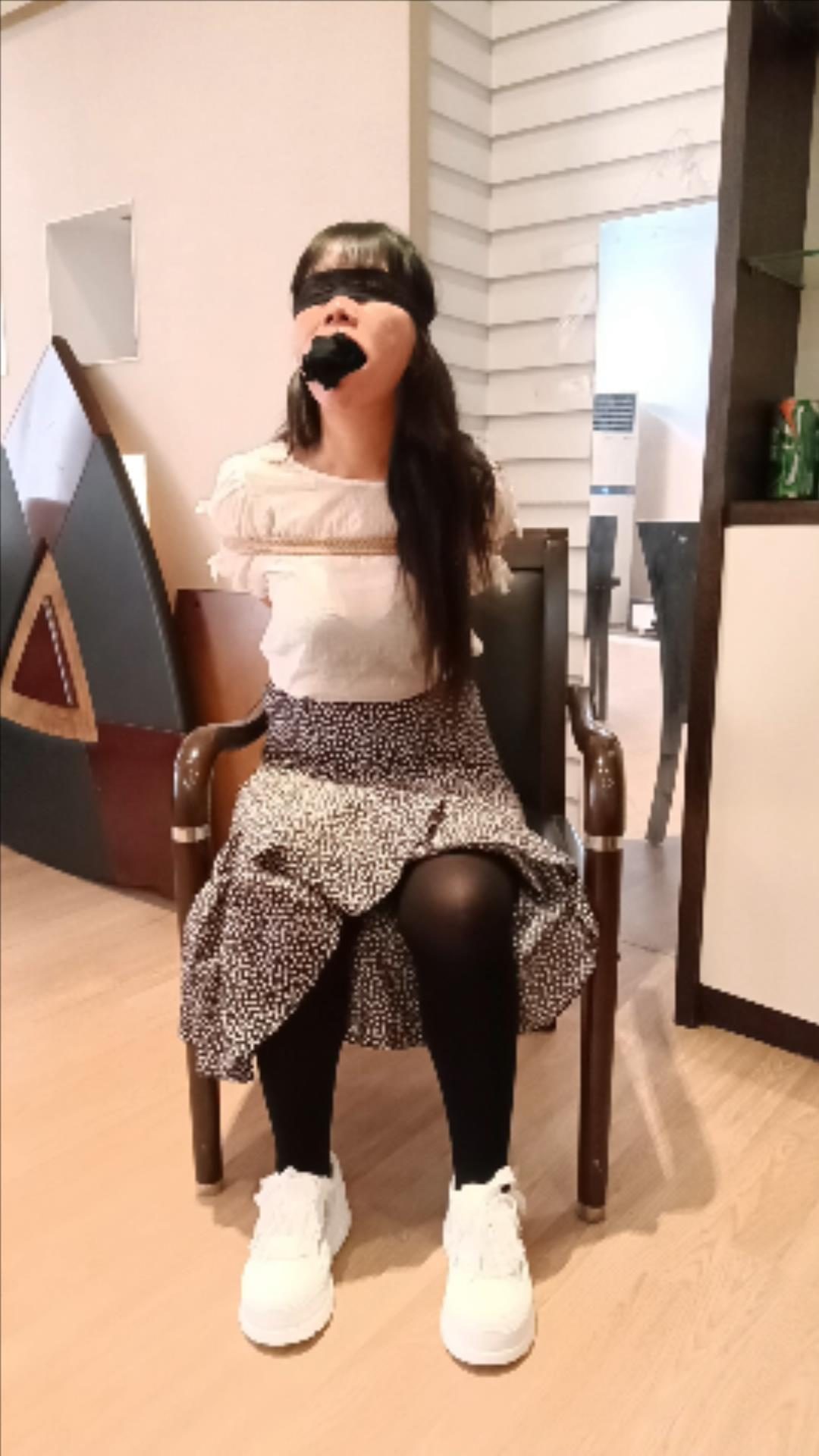 办公室捆绑丝袜堵嘴并蒙嘴-6