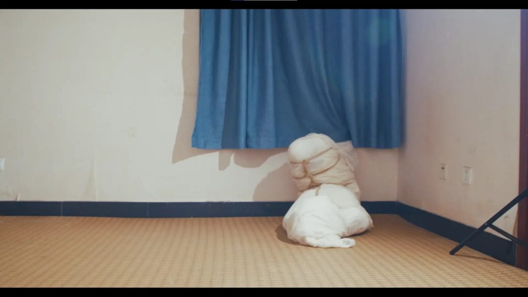 白布和医用砂带包成木乃伊-4