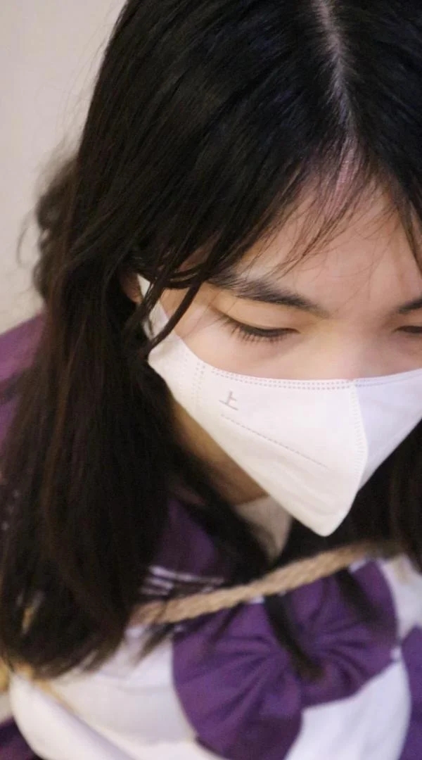 宅女鱼果儿被紧紧绑在木制摇摇椅子上脱逃失败记（这里是鱼果儿，是一个喜欢唱歌和挑战奇奇怪怪女孩子的宅女小窝~）-6